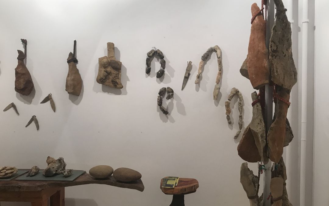 Despensa de piedra en la exposición 'Litos' de Fernando Buenache en el Centro Cultural Aguirre de Cuenca. Despensa de piedra en la exposición 'Litos' de Fernando Buenache en el Centro Cultural Aguirre de Cuenca.