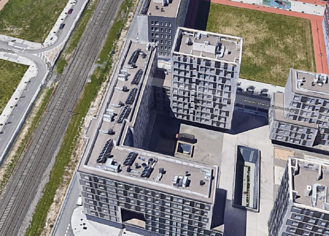 Imagen aérea de edificios frente a las vías del tren en la Avenida Capital de Euskadi Imagen aérea de edificios frente a las vías del tren en la Avenida Capital de Euskadi