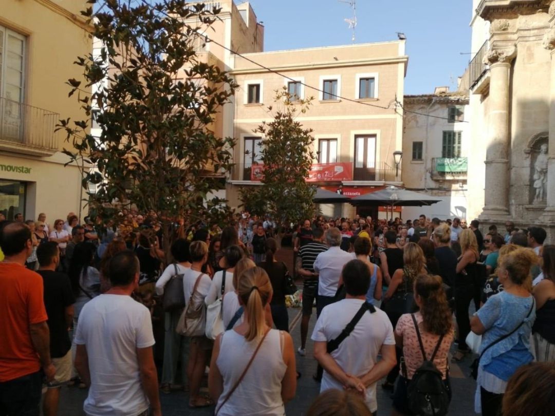 Vecinos de El Vendrell dedican un minuto de silencio a la joven asesinada en un robo en Barcelona Vecinos de El Vendrell dedican un minuto de silencio a la joven asesinada en un robo en Barcelona