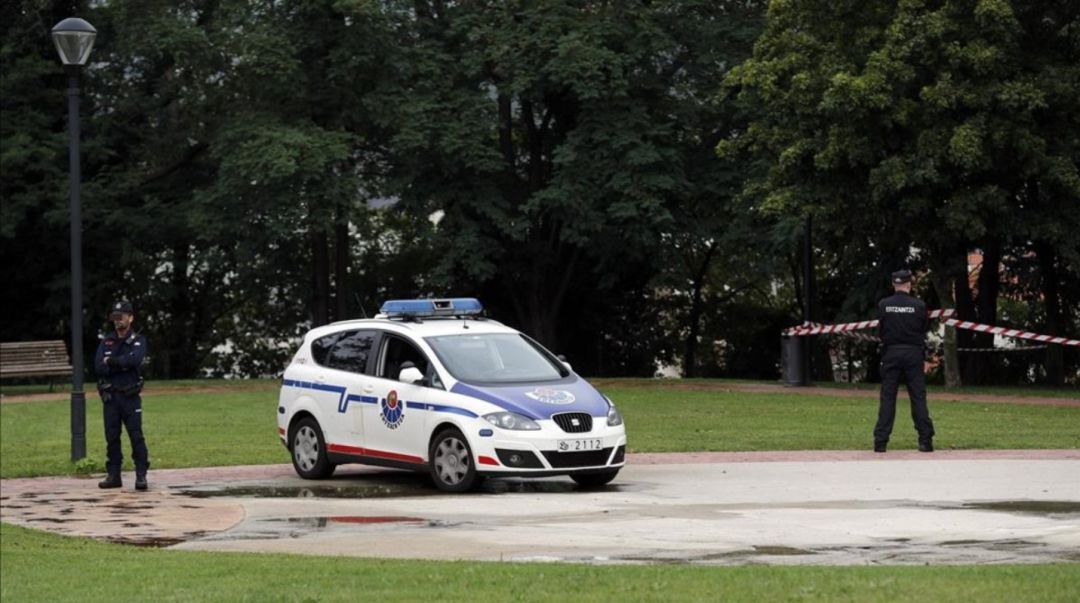 Ertzainas en el parque en el que tuvo lugar la agresión sexual Ertzainas en el parque en el que tuvo lugar la agresión sexual