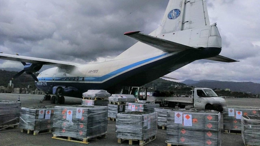 Un avión ucraniano sale de Loiu con una importante carga de explosivos de artillería