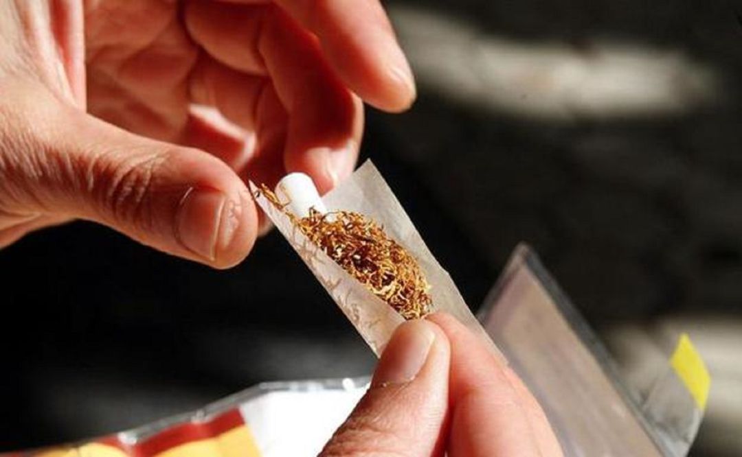 "Ahora tu vecino también puede estar vendiendo tabaco de contrabando" "Ahora tu vecino también puede estar vendiendo tabaco de contrabando"