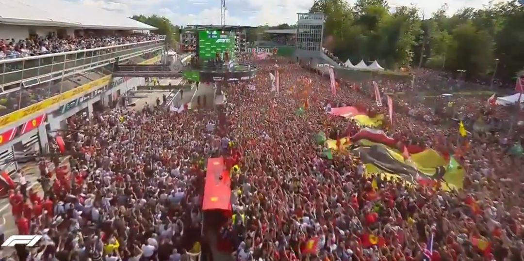 Imagen de los aficionados italianos cantando el himno de su país tras la victoria de Leclerc en Monza Imagen de los aficionados italianos cantando el himno de su país tras la victoria de Leclerc en Monza