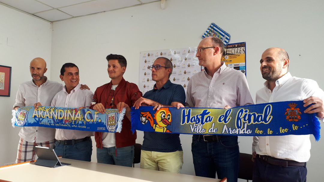 Los responsables de ambos clubes junto al concejal en la Casa del Deporte en la presentación de la iniciativa. Los responsables de ambos clubes junto al concejal en la Casa del Deporte en la presentación de la iniciativa.