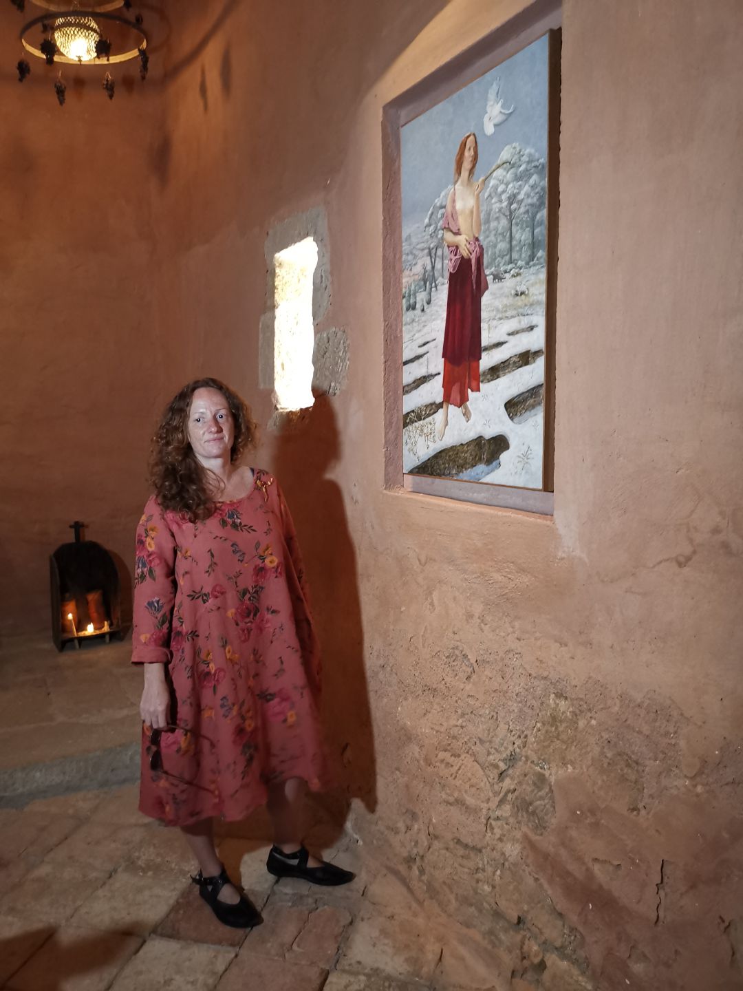La hija de Vicente Ameztoy junto a la obra para el que su padre utilizó de modelo La hija de Vicente Ameztoy junto a la obra para el que su padre utilizó de modelo