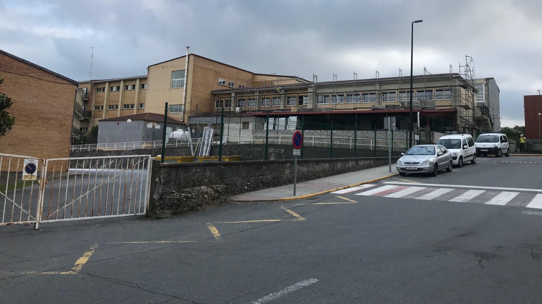 Carral exige agilidad en las obras del colegio Vicente Otero Valcárcel