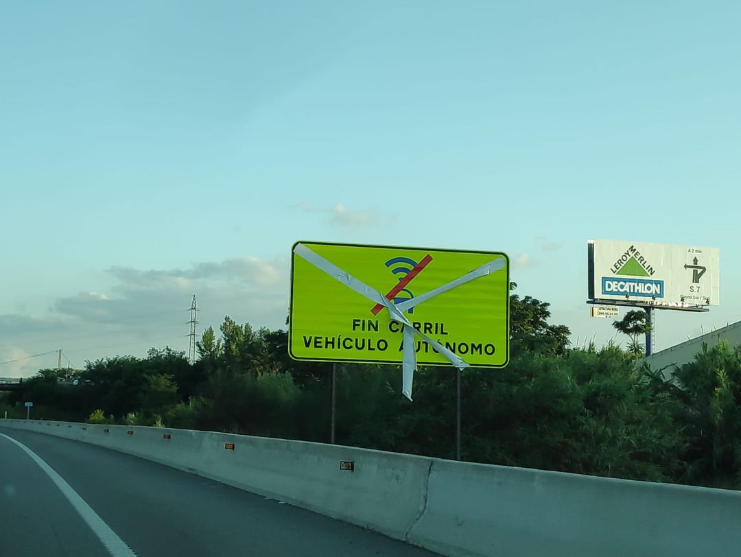 Els cartells que s’han col.locat entre les sortides de Girona Oest i Sud indicant el carril reservat al cotxe autònom Els cartells que s’han col.locat entre les sortides de Girona Oest i Sud indicant el carril reservat al cotxe autònom