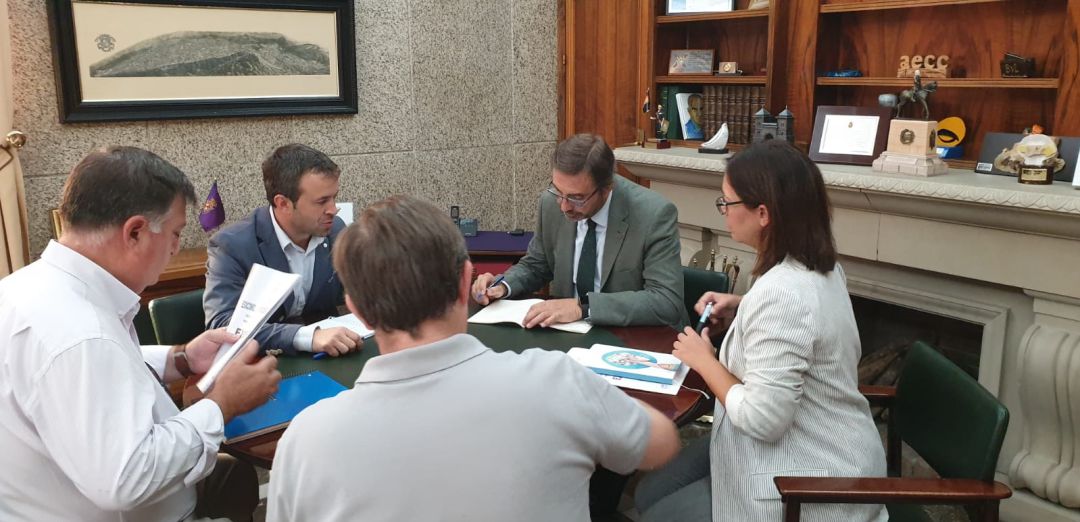 Representantes municipales se reúnen con el rector de la UJA. Representantes municipales se reúnen con el rector de la UJA.