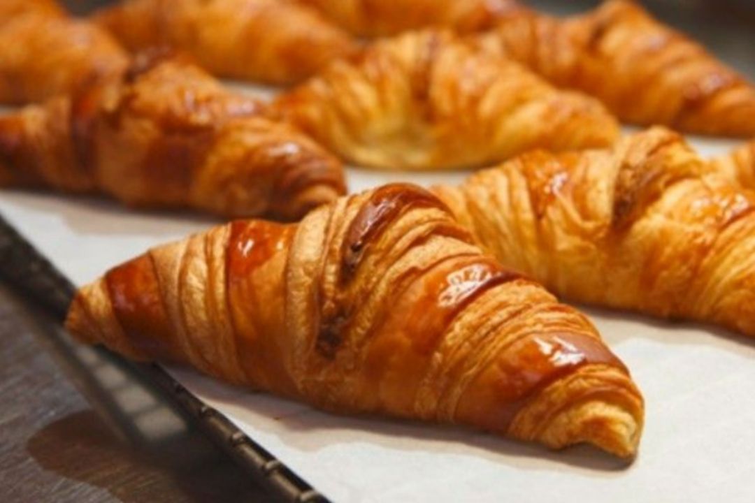 Croissants recién salidos del horno de la pastelería francesa de las Angustias Croissants recién salidos del horno de la pastelería francesa de las Angustias