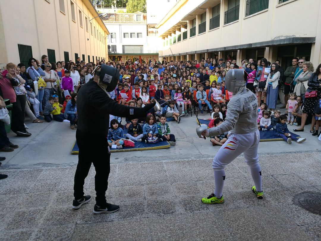 El curso se ha iniciado en el colegio Fray Juan de la Cruz, con música poesía y una exhibición de esgrima a cargo del Club de Esgrima de Segovia El curso se ha iniciado en el colegio Fray Juan de la Cruz, con música poesía y una exhibición de esgrima a cargo del Club de Esgrima de Segovia