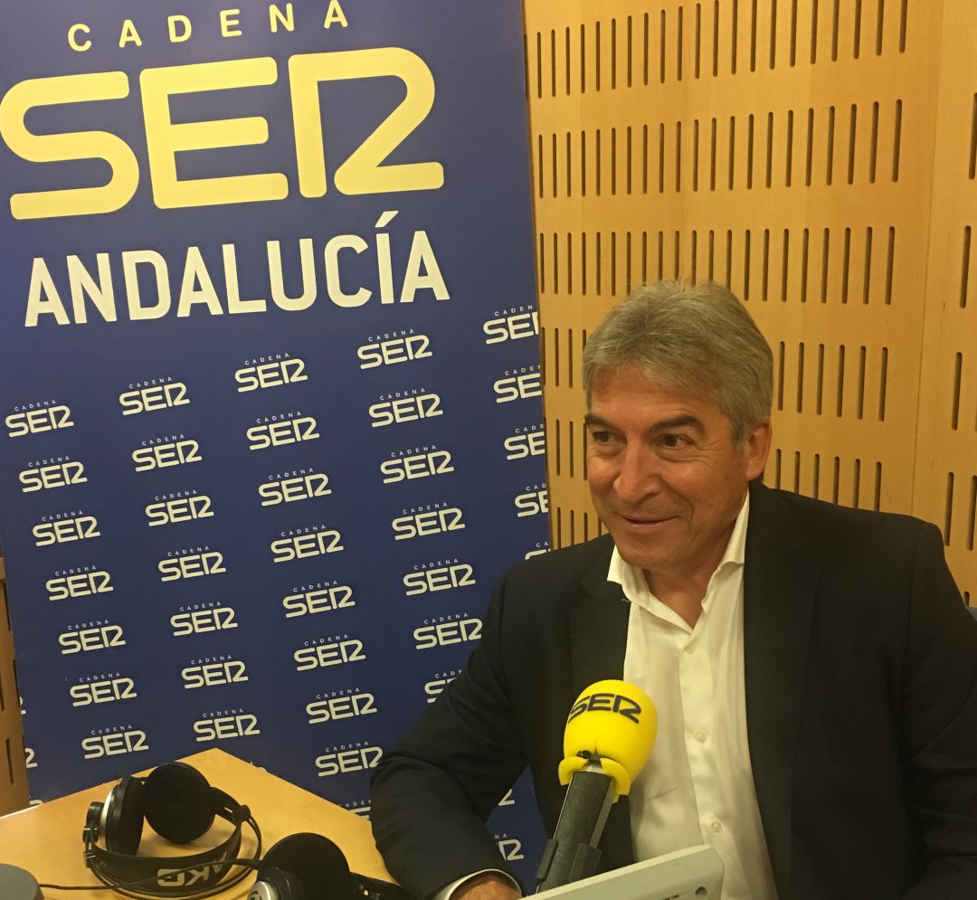 Lucrecio Fernández: "La Junta ha trasladado la imagen de que Andalucía no estaba preparada contra la listeriosis" Lucrecio Fernández: "La Junta ha trasladado la imagen de que Andalucía no estaba preparada contra la listeriosis"