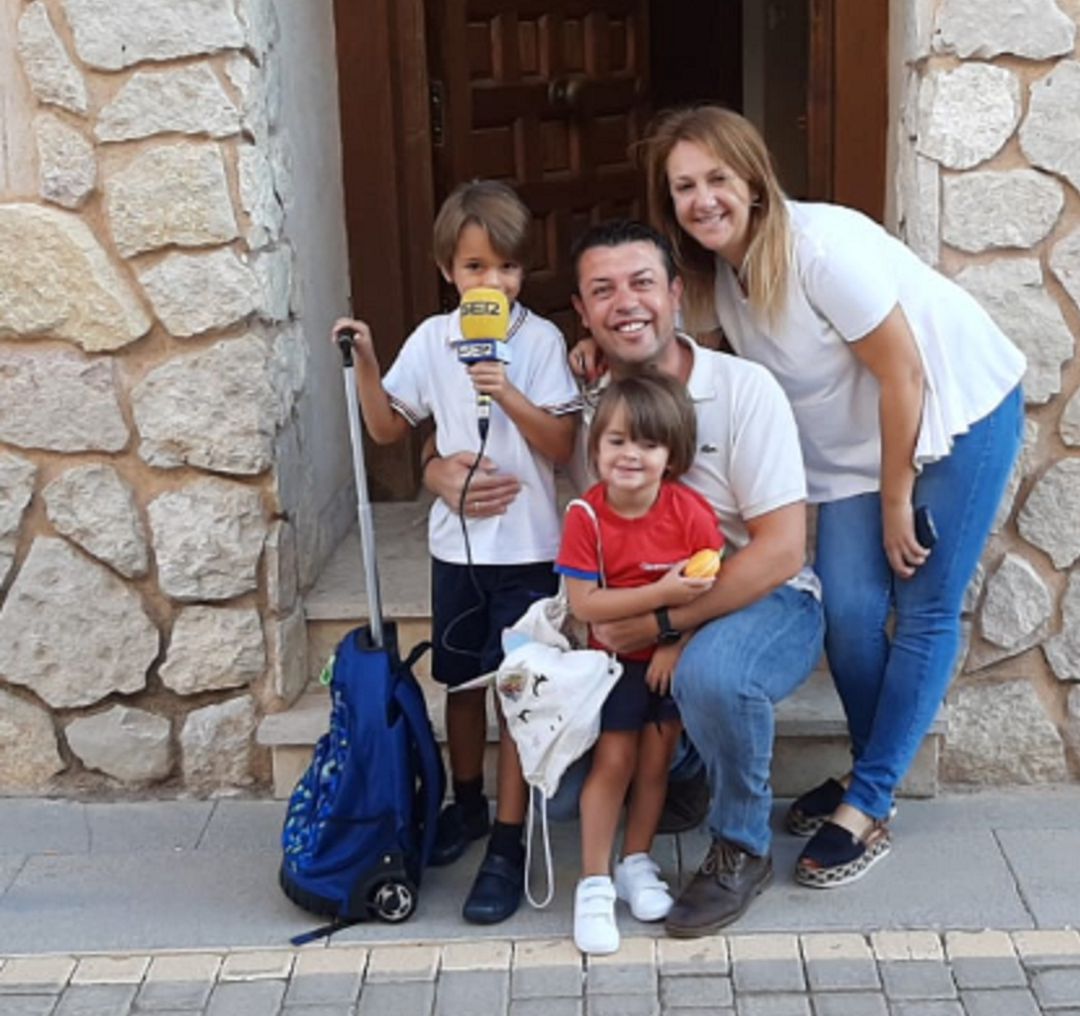 Martín y Carmen con sus padres, Fran y Marta que nos han recibido muy temprano este lunes en su casa Martín y Carmen con sus padres, Fran y Marta que nos han recibido muy temprano este lunes en su casa