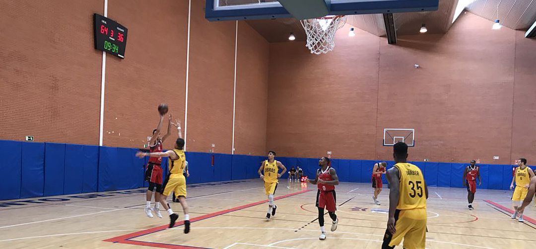 Marc García lanza uno de los ocho triples que intentó, anotando la mitad de sus lanzamientos de larga distancia, durante el entrenamiento conjunto con Obras Sanitarias. Marc García lanza uno de los ocho triples que intentó, anotando la mitad de sus lanzamientos de larga distancia, durante el entrenamiento conjunto con Obras Sanitarias.
