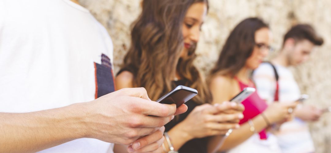 Más de 7,6 millones de españoles se consideran adictos al teléfono móvil Más de 7,6 millones de españoles se consideran adictos al teléfono móvil