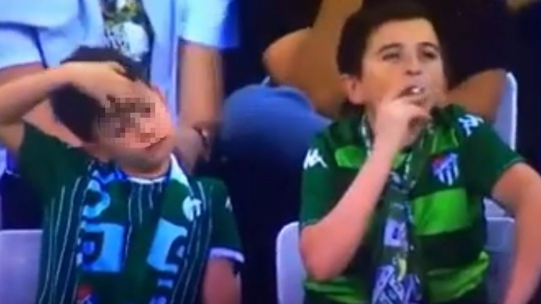 La verdadera historia del "niño" que fue cazado fumando en un partido de fútbol