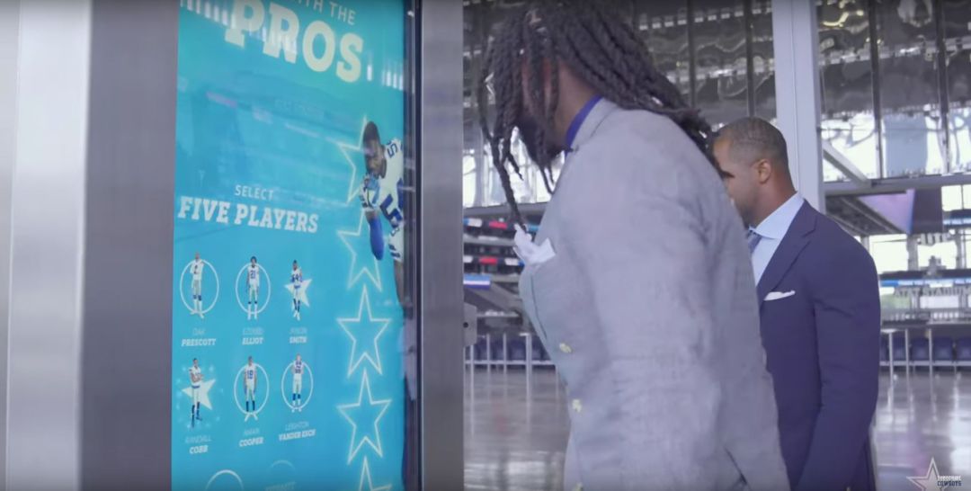 El sistema de los Dallas Cowboys para sacarse una foto con los jugadores del equipo. El sistema de los Dallas Cowboys para sacarse una foto con los jugadores del equipo.