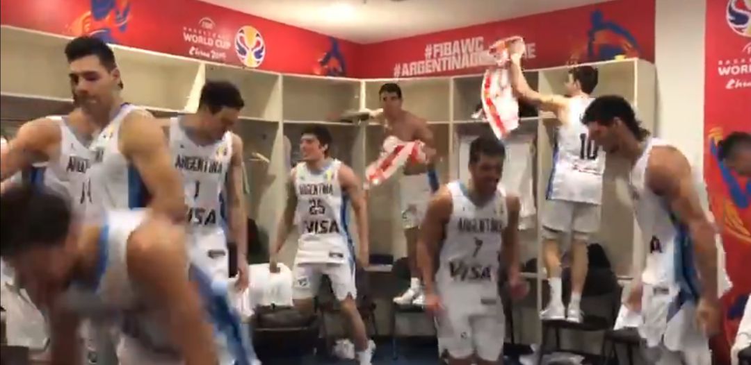 Los jugadores argentinos festejan la victoria ante Serbia en el Mundial de baloncesto Los jugadores argentinos festejan la victoria ante Serbia en el Mundial de baloncesto