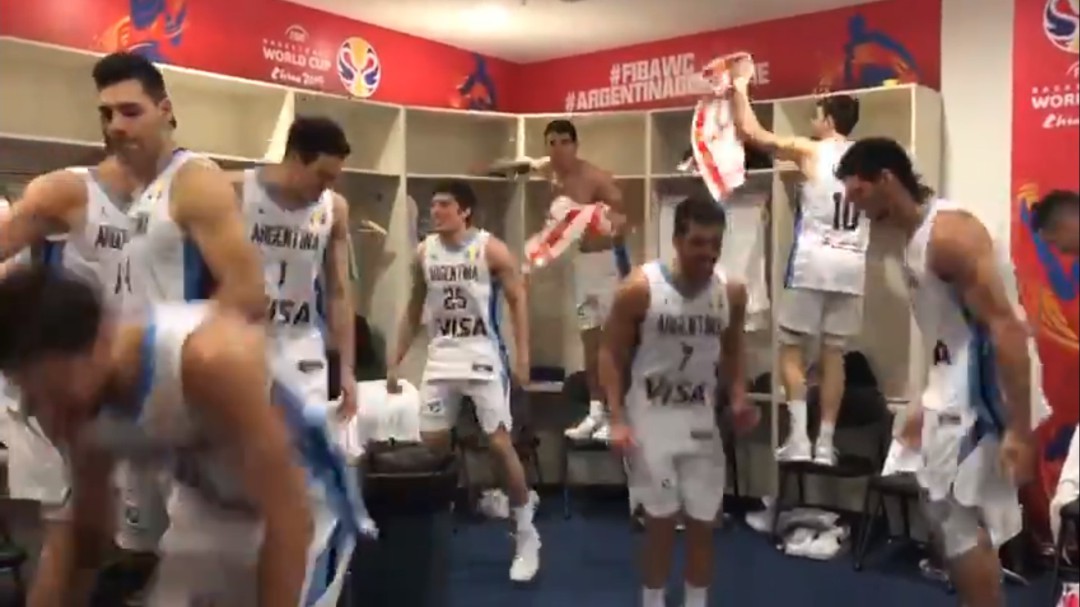 La locura del equipo argentino en el vestuario tras eliminar a Serbia