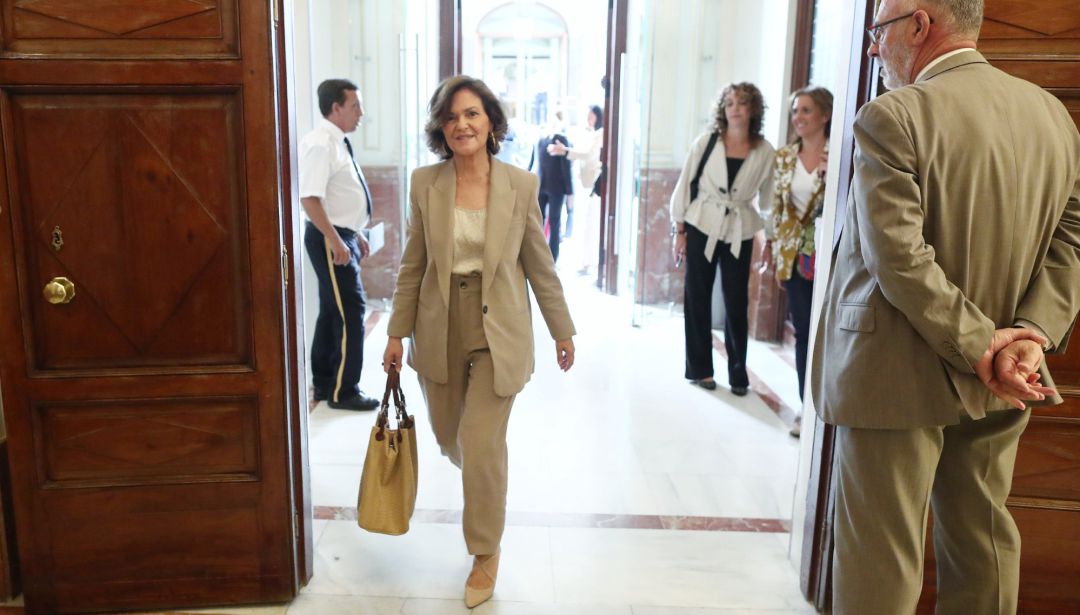 La vicepresidenta del Gobierno en funciones, Carmen Calvo, jefa del equipo negociador del PSOE, se dirige a su segunda reunión con Podemos
La vicepresidenta del Gobierno en funciones, Carmen Calvo, jefa del equipo negociador del PSOE, se dirige a su segunda reunión con Podemos