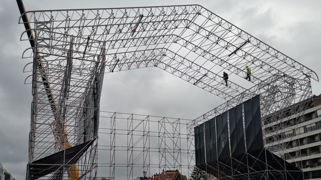 Avanza el montaje del escenario de la Losa
