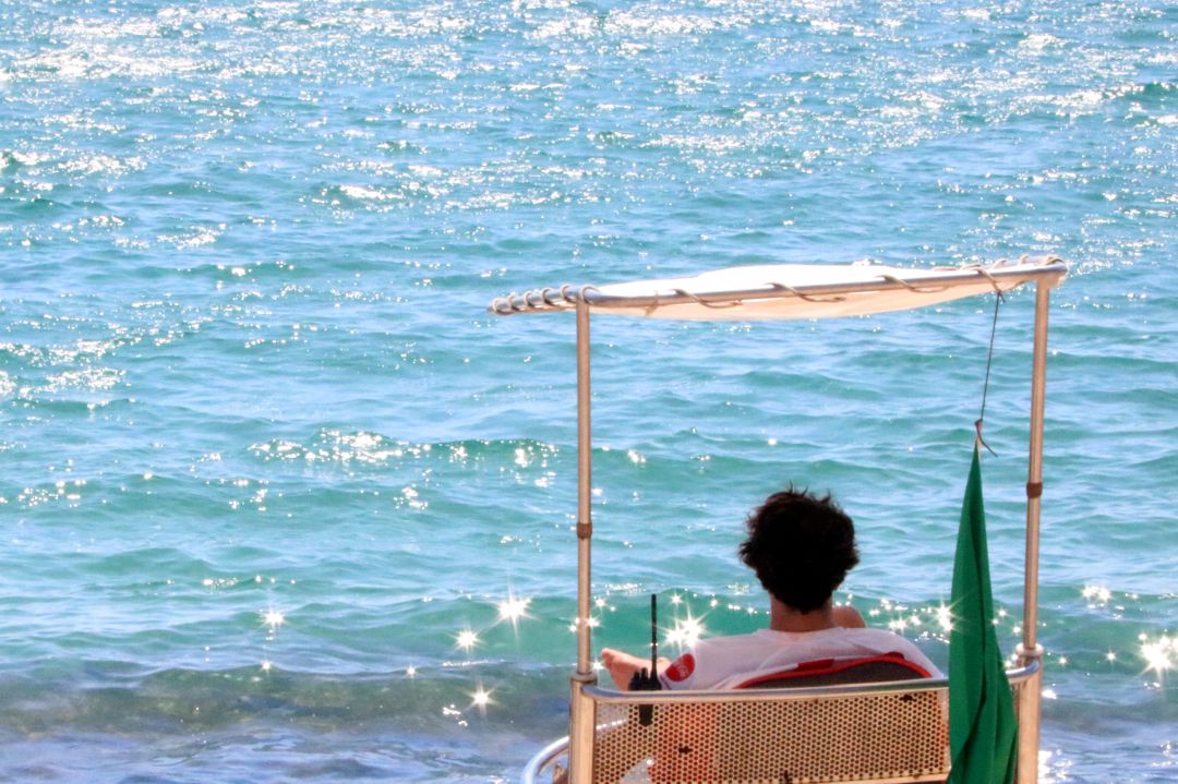 Un vigilant a la platja de Sant Feliu Un vigilant a la platja de Sant Feliu