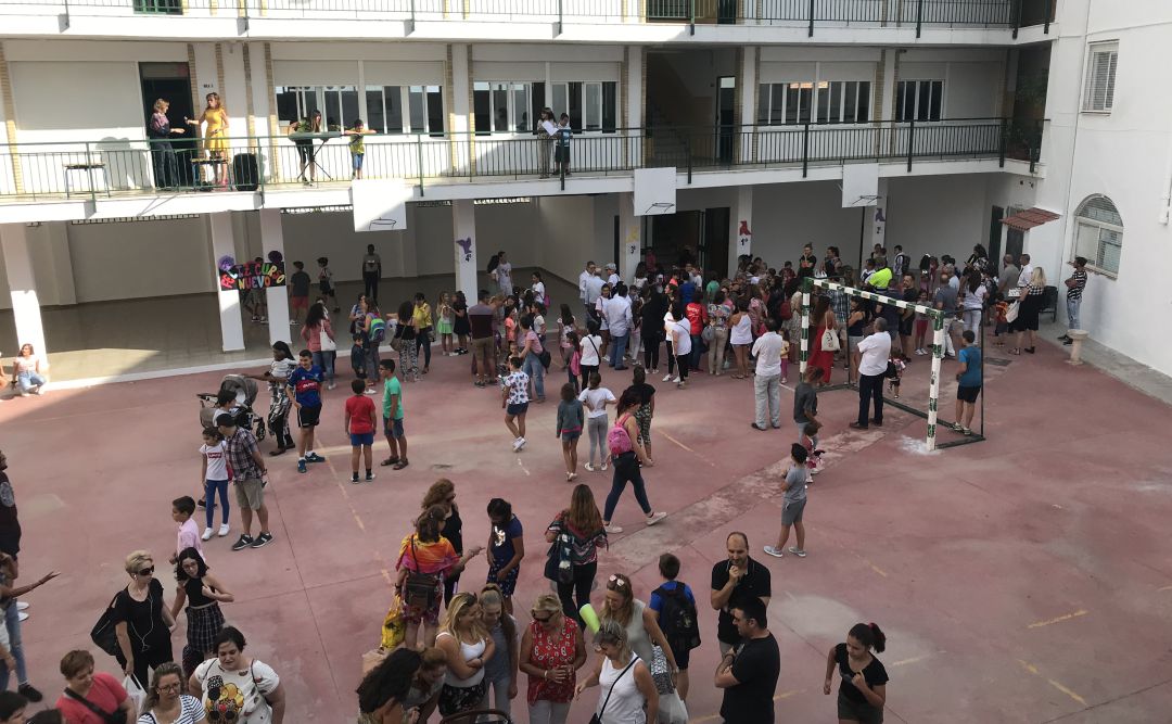 Escolares en el primer día de clase en el Colegio Público 'Alcalá Venceslada' de la capital. Escolares en el primer día de clase en el Colegio Público 'Alcalá Venceslada' de la capital.