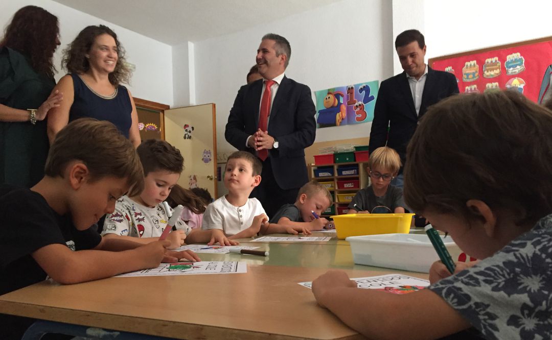 El delegado de Educación, Antonio Sutil (centro), ha asistido a la primera clase de los peques. El delegado de Educación, Antonio Sutil (centro), ha asistido a la primera clase de los peques.