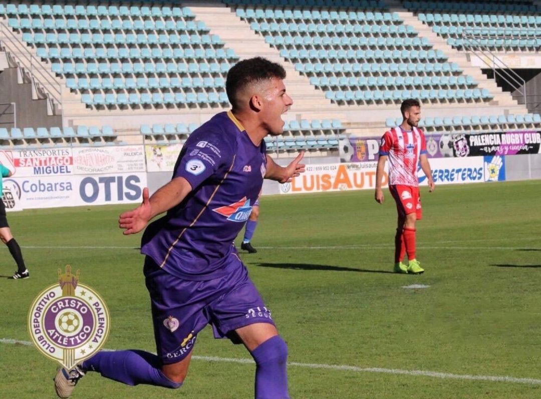 Charaf tras marcar uno de los tres goles que el equipo palentino le endosó al Bembibre Charaf tras marcar uno de los tres goles que el equipo palentino le endosó al Bembibre