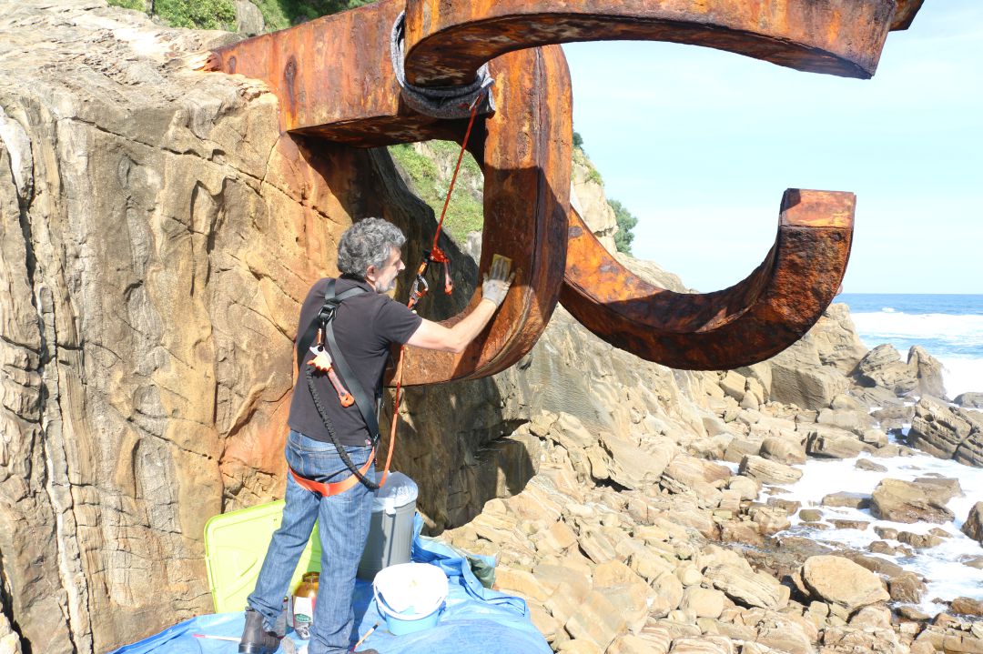 Expertos en limpieza del Museo Chillida Leku,quitando los lazos amarilos pintados en el Peine del Viento Expertos en limpieza del Museo Chillida Leku,quitando los lazos amarilos pintados en el Peine del Viento