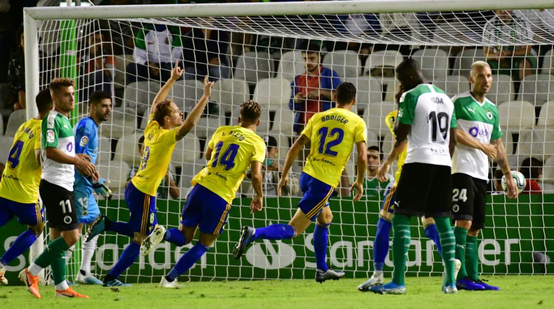 El gol de Álex Fernández que dio la victoria al Cádiz. Los racinguistas acabaron abatidos, El gol de Álex Fernández que dio la victoria al Cádiz. Los racinguistas acabaron abatidos,