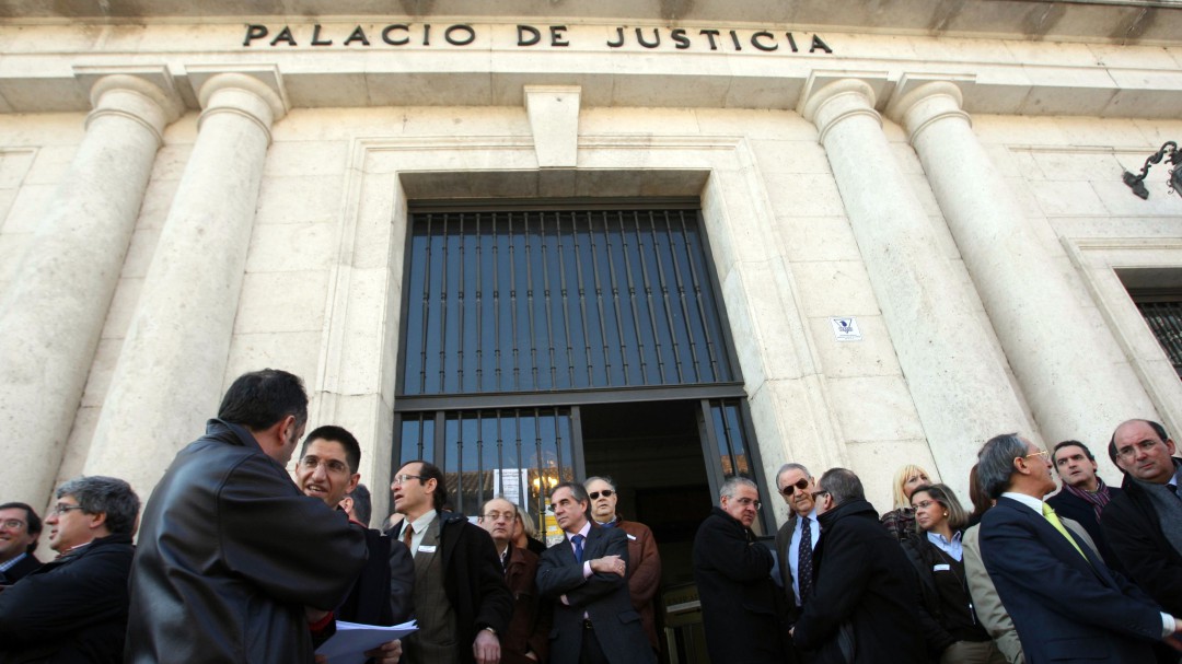 Acuerdo de conformidad para los acusados por fabricar y vender armas