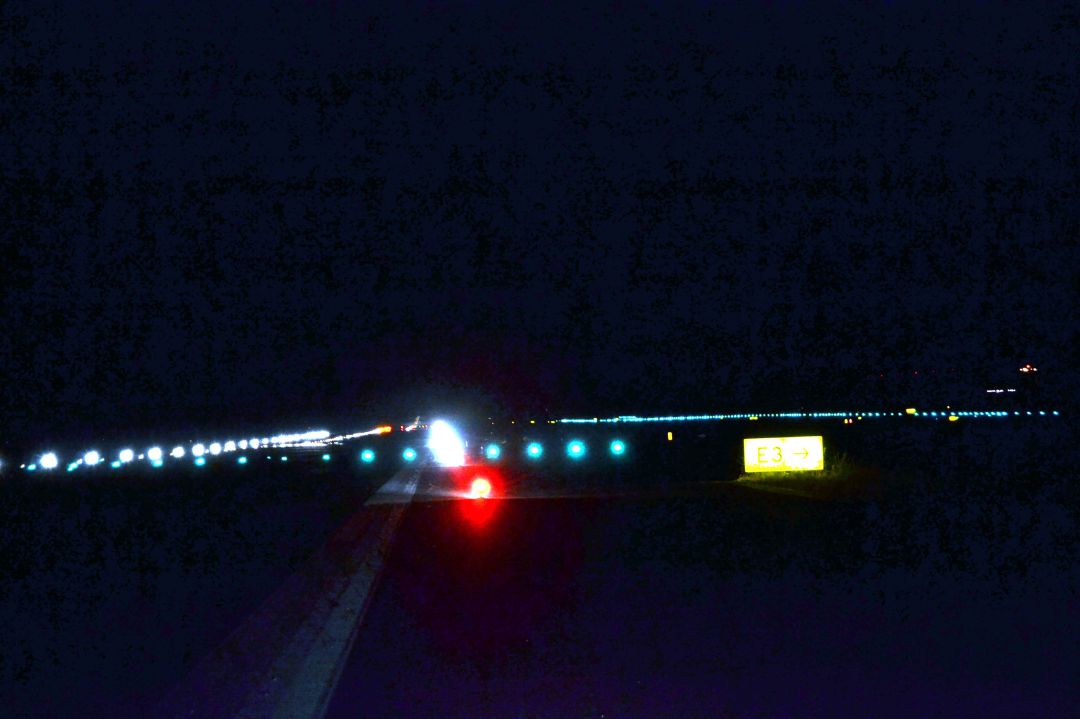 El primer vuelo, un Boing 737, aterrizará este jueves, bajo la luz de la luna El primer vuelo, un Boing 737, aterrizará este jueves, bajo la luz de la luna
