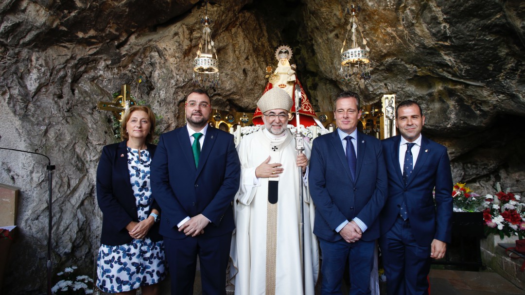 ¿Habría que separar política y religión o el presidente debe acudir a actos religiosos?