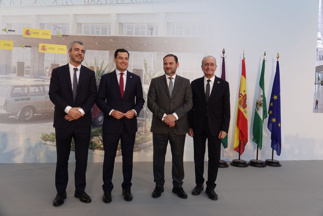 De izquierda a derecha:Maurici Lucena( presidente de AENA), Juan Manuel Moreno (presidente de la Junta de Andalucía), José Luis Avalos (Ministro de Fomento en funciones) y Francisco De la Torre (alcalde de Málaga) De izquierda a derecha:Maurici Lucena( presidente de AENA), Juan Manuel Moreno (presidente de la Junta de Andalucía), José Luis Avalos (Ministro de Fomento en funciones) y Francisco De la Torre (alcalde de Málaga)