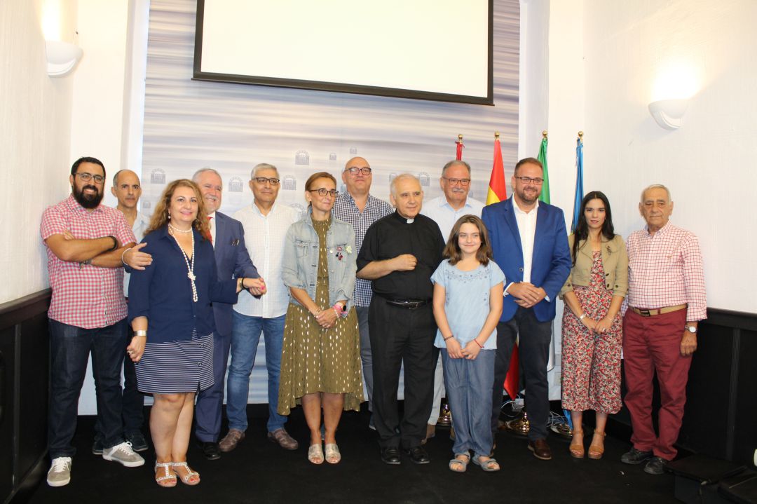 Miembros de las asociaciones recreacionistas y la Asociación Virgen y Mártir Santa Eulalia junto al alcalde Antonio Rodríguez Osuna Miembros de las asociaciones recreacionistas y la Asociación Virgen y Mártir Santa Eulalia junto al alcalde Antonio Rodríguez Osuna