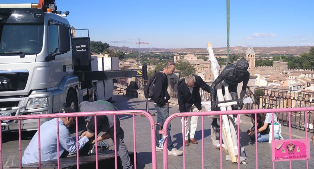 El propio ciclista supervisa las labores de anclaje El propio ciclista supervisa las labores de anclaje