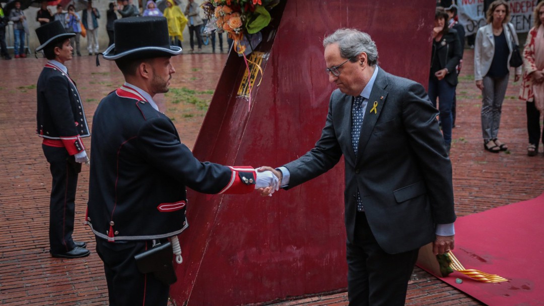 Ponen el himno de España a todo volumen mientras Torra realizaba la ofrenda floral de la Diada