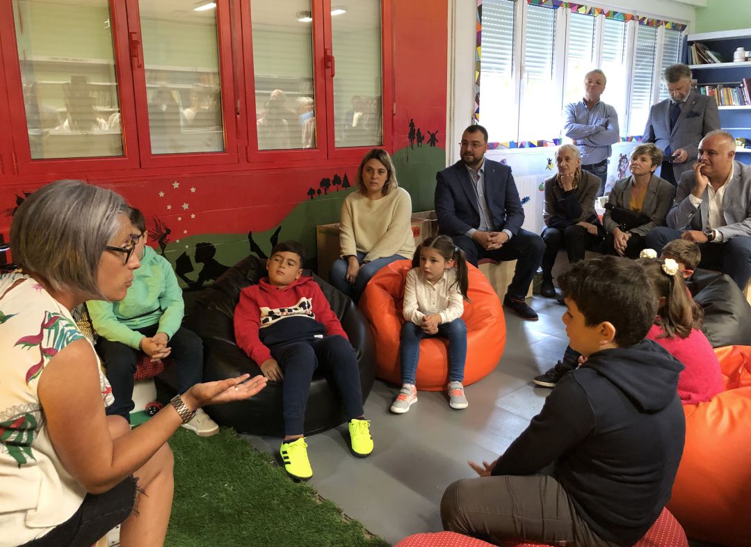 Barbón ya visitó el colegio de Villayón como candidato. Este miércoles cumplió su promesa de volver como presidente. Barbón ya visitó el colegio de Villayón como candidato. Este miércoles cumplió su promesa de volver como presidente.