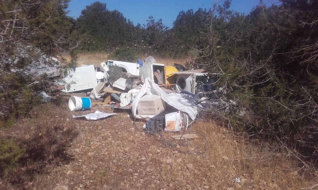 Multa de 5.000 euros por un vertedero ilegal en Sant Josep Multa de 5.000 euros por un vertedero ilegal en Sant Josep