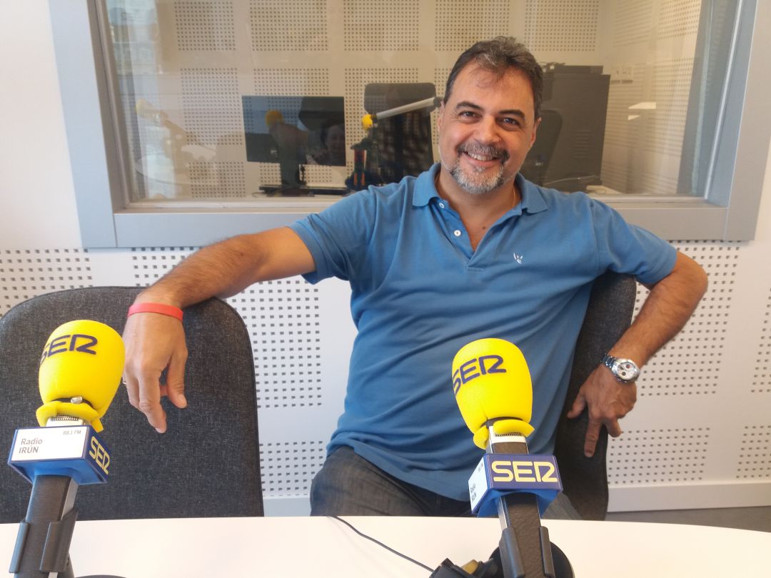 Ángel Pazos, en los estudios de Radio Irun. Ángel Pazos, en los estudios de Radio Irun.