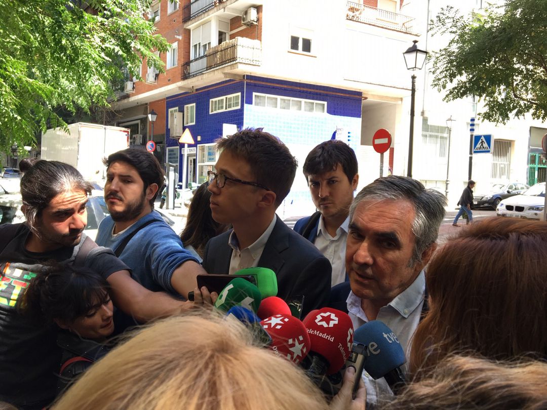 Errejón y Gutiérrez atienden a los medios de comunicación esta mañana Errejón y Gutiérrez atienden a los medios de comunicación esta mañana