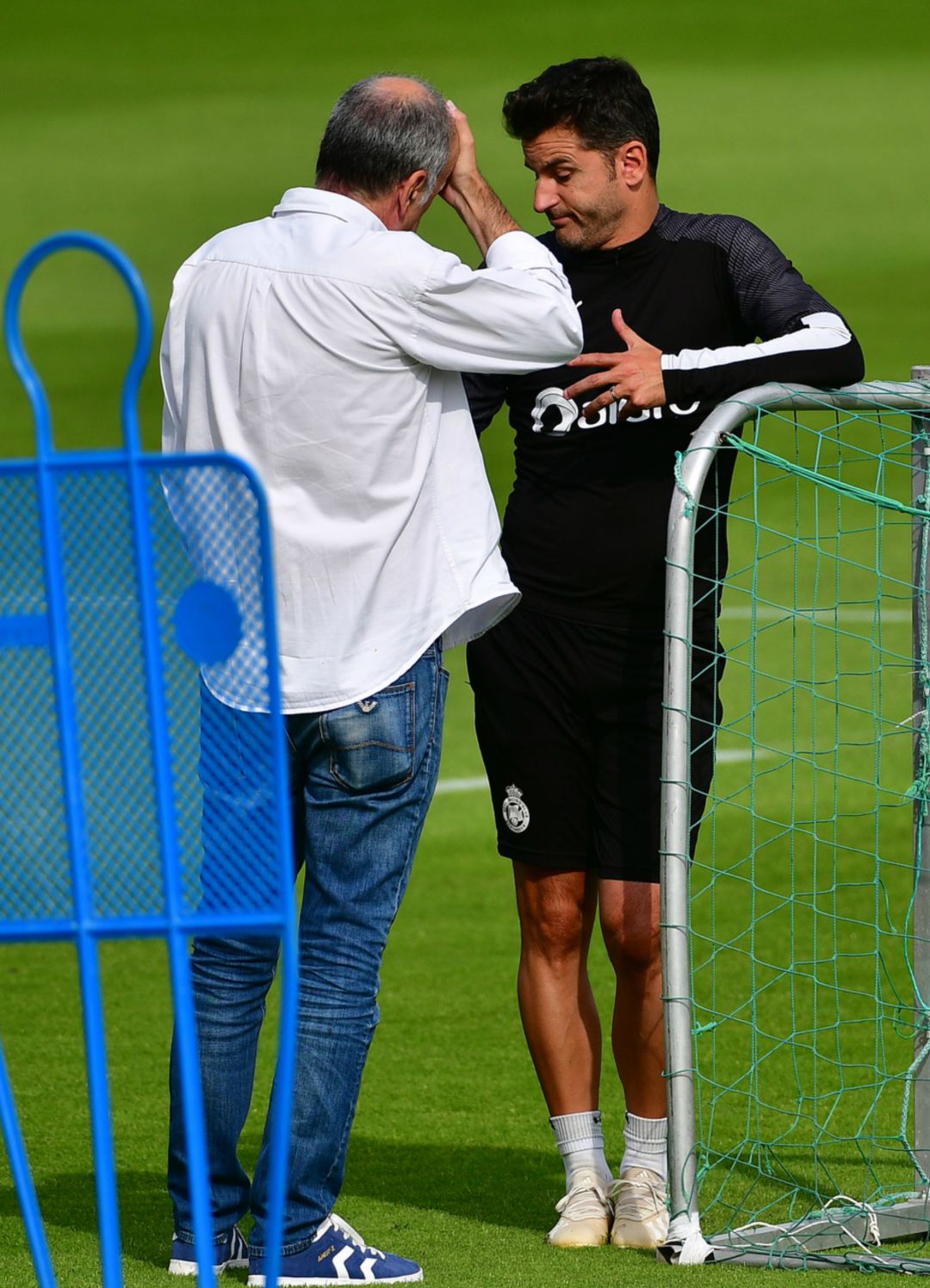 En entrenador y el médico del Racing, intercambiando opiniones. En entrenador y el médico del Racing, intercambiando opiniones.