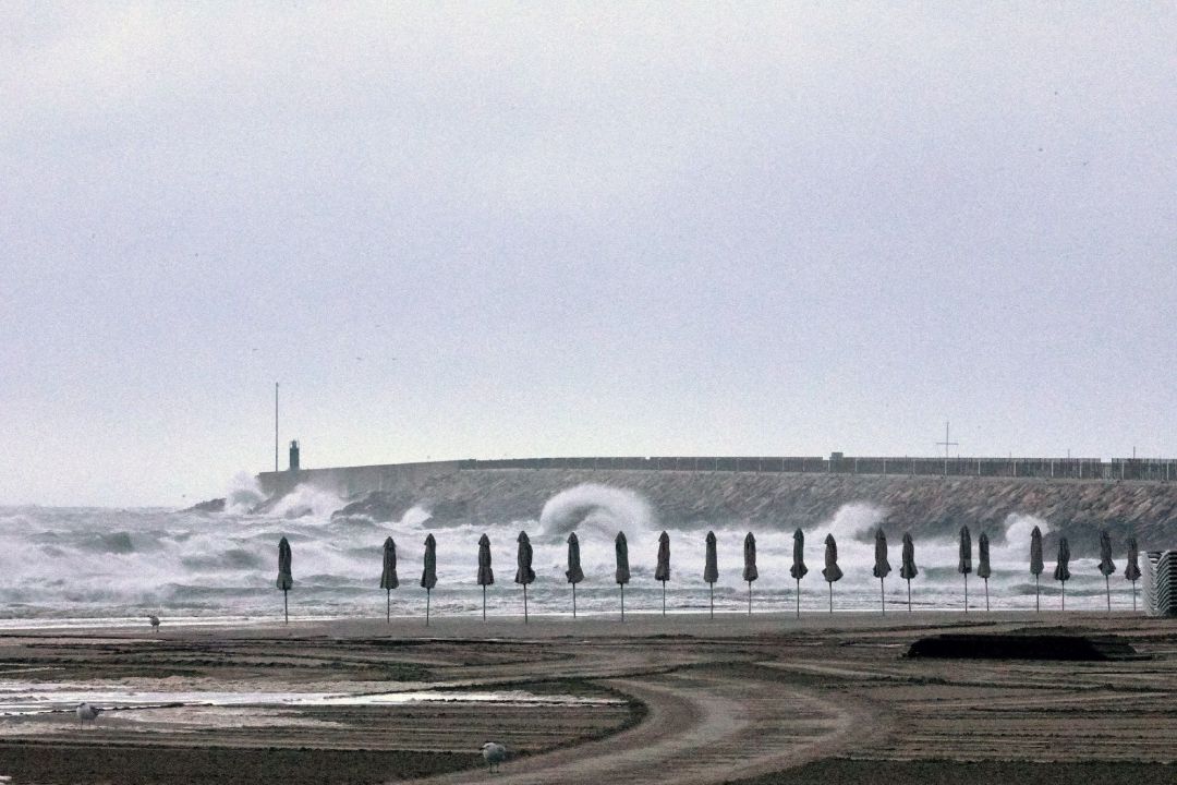Imagen a primeras horas de hoy miércoles, de la playa de Gandía. La gota fría que se extiende por el extremo oriental con tormentas y lluvias de hasta 100 litros por metro cuadrado y vientos muy fuertes mantendrá este miércoles bajo aviso naranja a Cataluña, Comunidad Valenciana y Baleares, y en nivel amarillo a otras cuatro comunidades del este peninsular. Imagen a primeras horas de hoy miércoles, de la playa de Gandía. La gota fría que se extiende por el extremo oriental con tormentas y lluvias de hasta 100 litros por metro cuadrado y vientos muy fuertes mantendrá este miércoles bajo aviso naranja a Cataluña, Comunidad Valenciana y Baleares, y en nivel amarillo a otras cuatro comunidades del este peninsular.