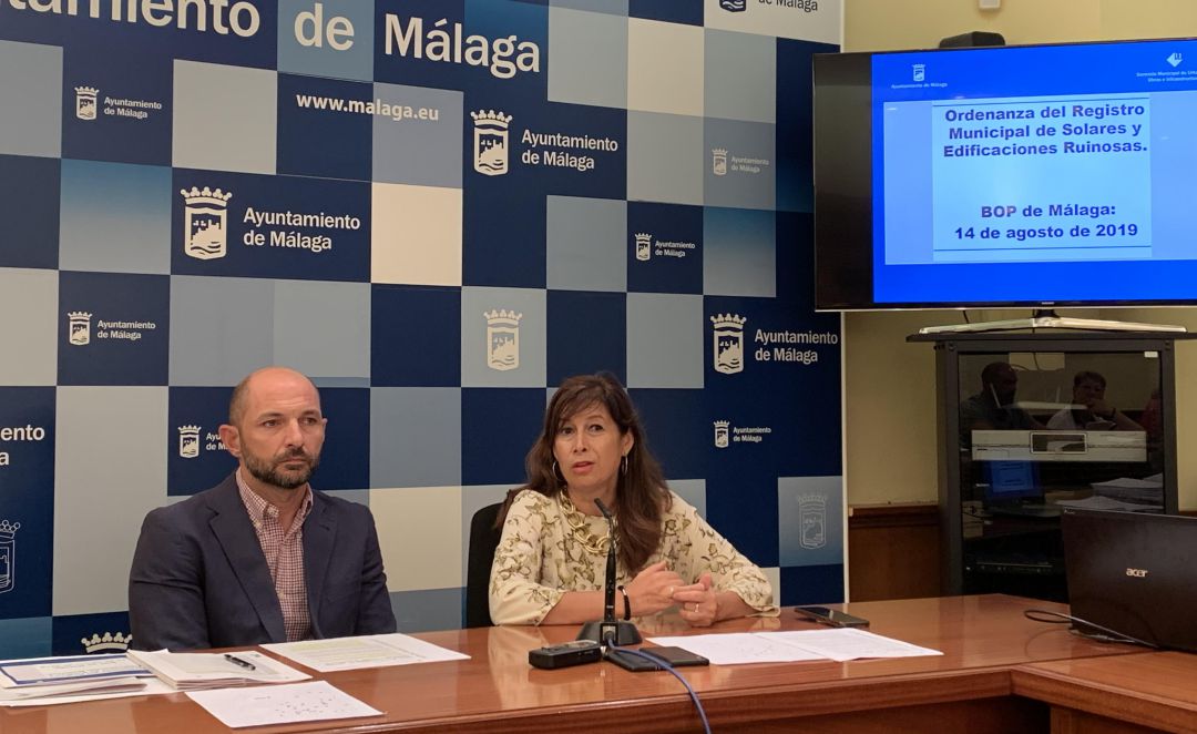 El concejal de Ordenación del Territorio, Raúl López, junto a la responsable del distrito Centro, Gemma del Corral, en la presentación de la Ordenanza del Registro Municipal de Solares y Edificaciones Ruinosas. El concejal de Ordenación del Territorio, Raúl López, junto a la responsable del distrito Centro, Gemma del Corral, en la presentación de la Ordenanza del Registro Municipal de Solares y Edificaciones Ruinosas.