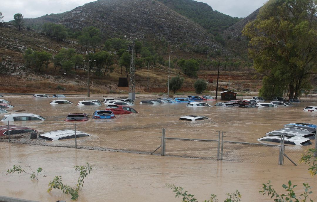 Cientos de coches inundados tras el paso de la Gota Fría en un depósito de vehiculos en Orihuela (Alicante). Cientos de coches inundados tras el paso de la Gota Fría en un depósito de vehiculos en Orihuela (Alicante).