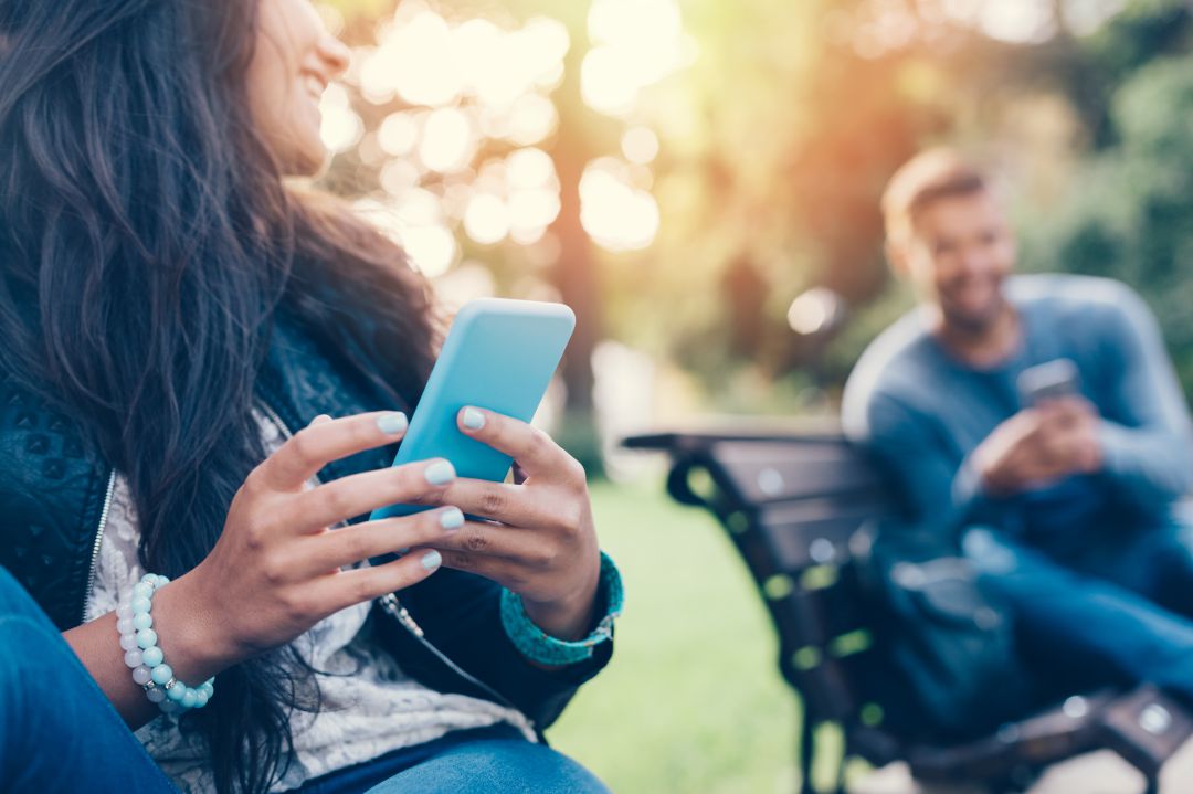 Una pareja usando smartphones Una pareja usando smartphones