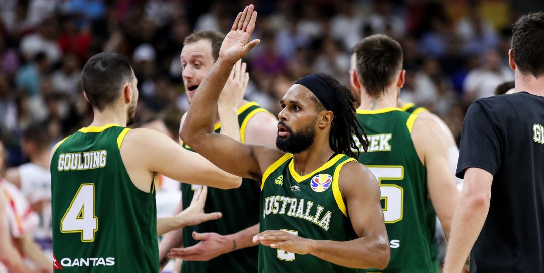 Patty Mills saluda a un compañero durante un partido del Mundial Patty Mills saluda a un compañero durante un partido del Mundial