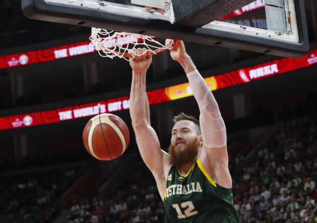 Aron Baynes realiza un mate durante un partido Aron Baynes realiza un mate durante un partido