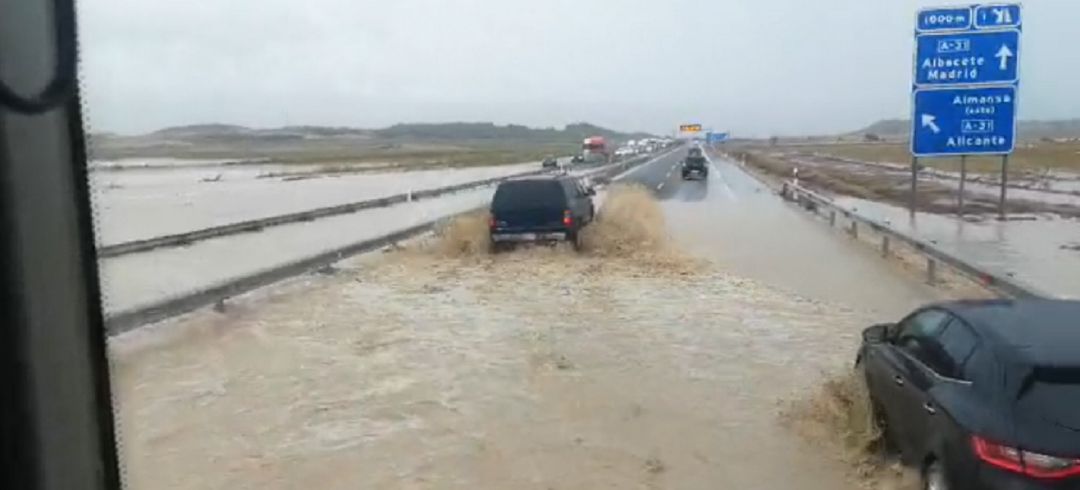 Imagen de la A-31 a su paso por Almansa Imagen de la A-31 a su paso por Almansa