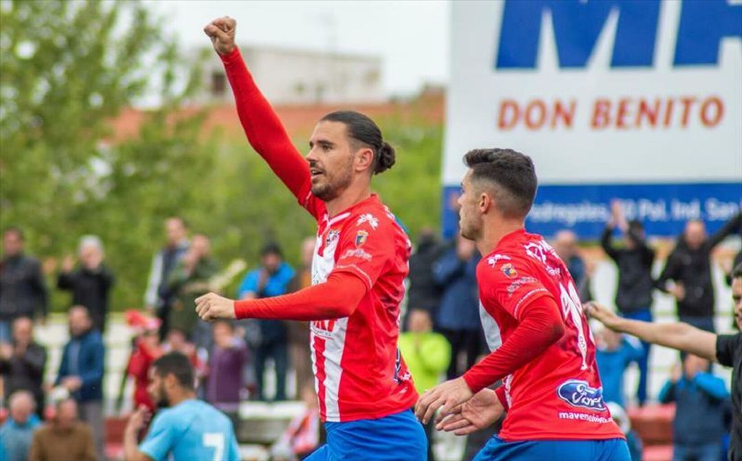 Mario celebra un gol. Mario celebra un gol.